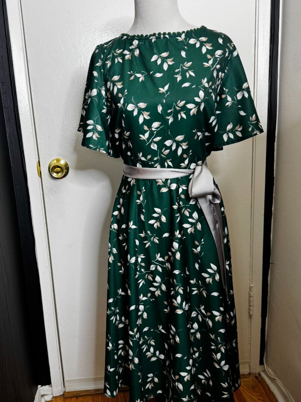 Unique Vintage - L (10-12) - Green Floral Print Dress with Satin Sash Accent